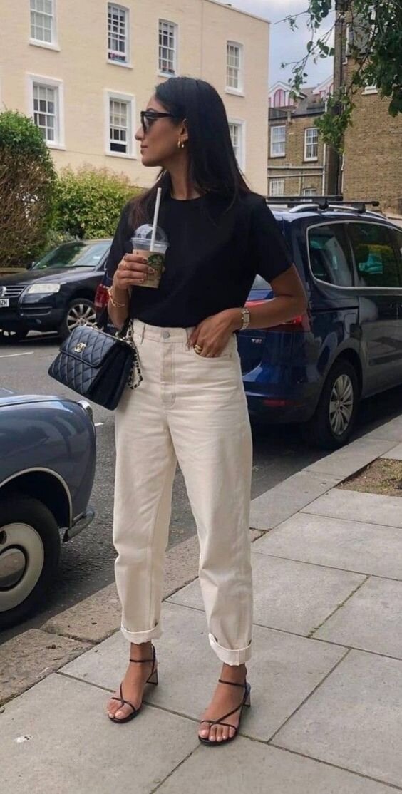 В качестве брюк могут выступать и практичные кремовые джинсы. Остаётся только добавить минималистичные босоножки, небольшую сумку и любимые очки. Готово!