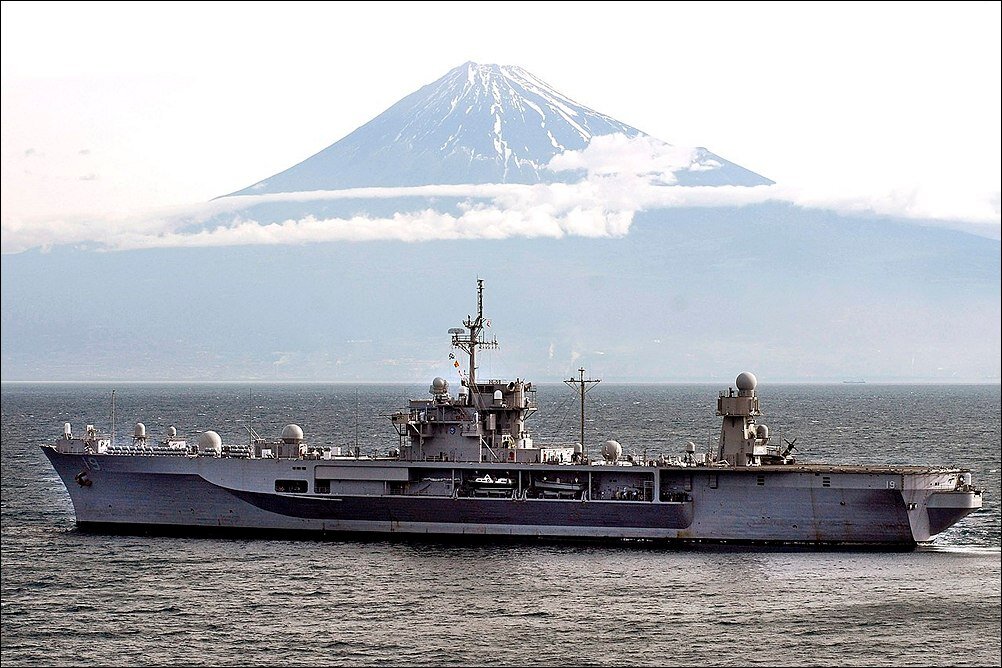 USS Blue Ridge на фоне горы Фудзияма.