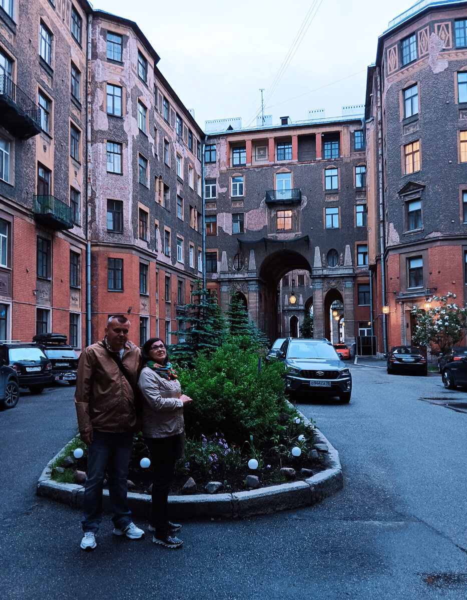 Мои гости во дворе дома. 