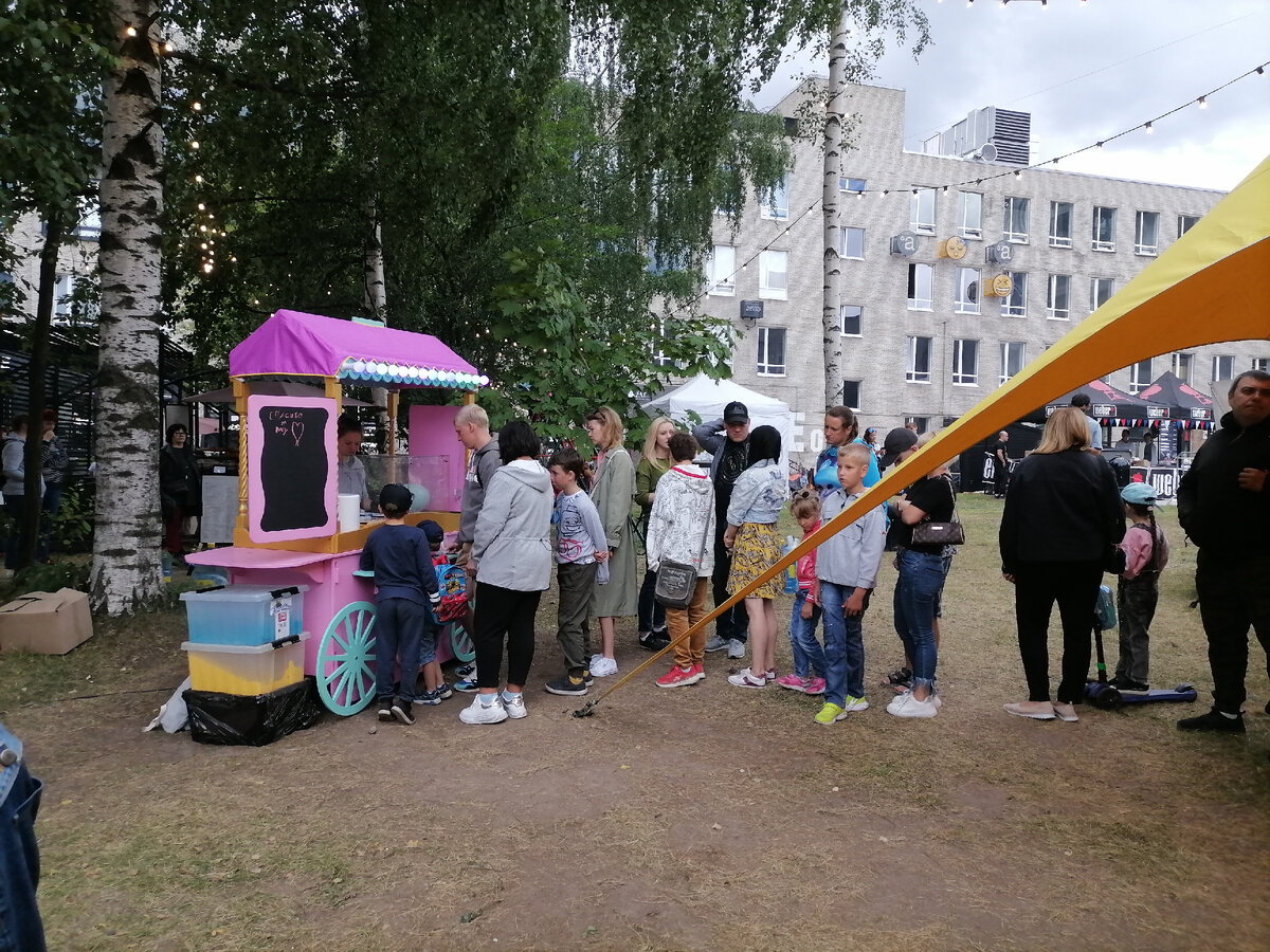 Очередь к халявной вате
