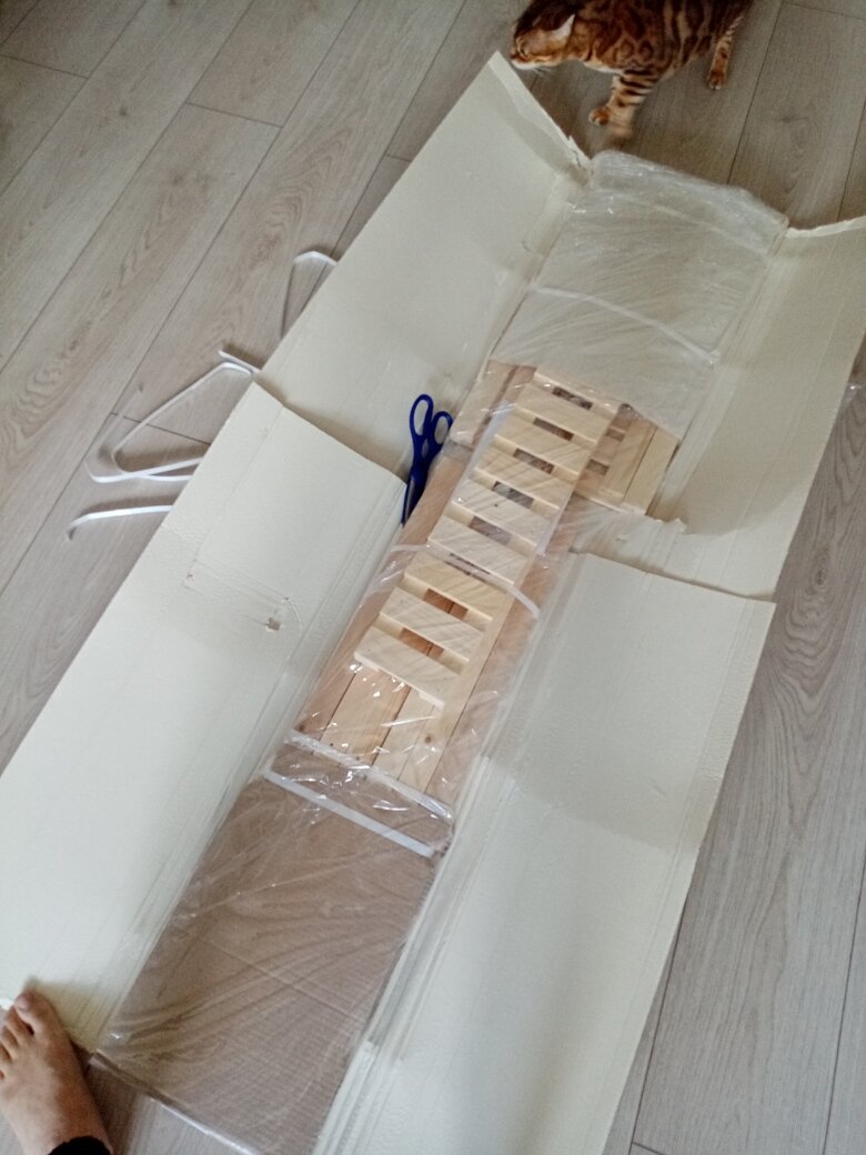 Вот босые ноги - это было очень зря, очень самоуверенно и нереально оптимистично) После того, как стеллажная полка в процессе сборки упала на ногу второй раз, я пошла и надела тапки. Фото автора