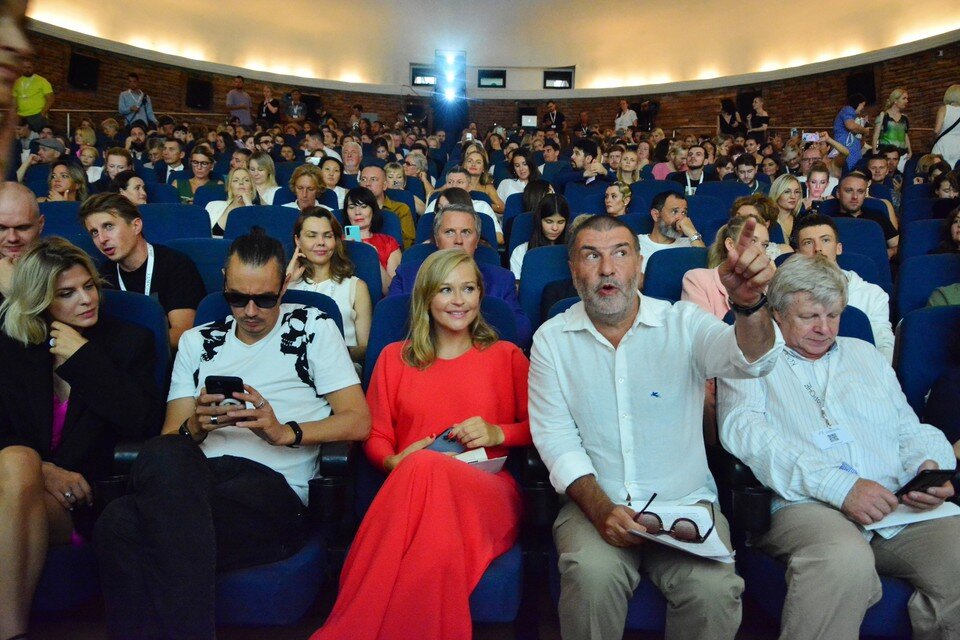     Сценарист Жора Крыжовников, актриса Юлия Пересильд, драматург Евгений Гришковец и кинооператор Сергей Астахов в кинотеатре «Заря». Александр КАТЕРУША