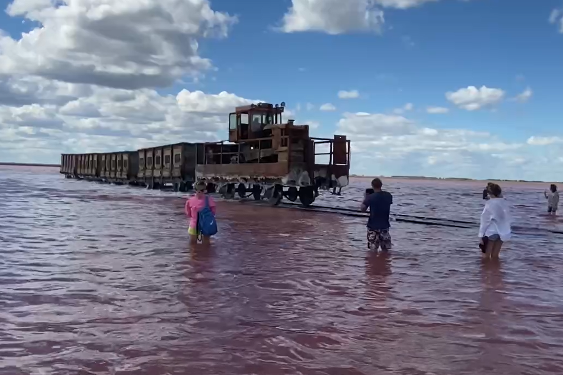 Розовое озеро Бурсоль, где прямо по воде ходит поезд. Алтайский край