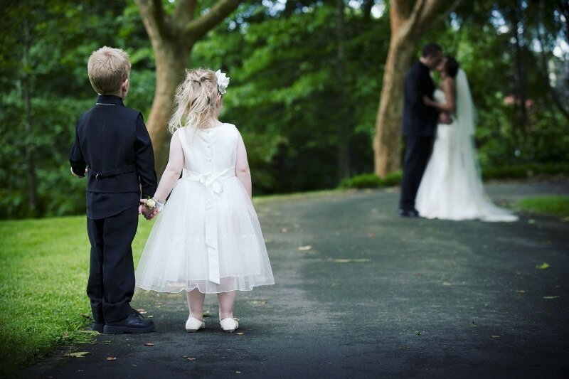 Дети в свадебных нарядах. На мальчика и на девочку на свадьбе. Дети жених и невеста. Ранняя свадьба.