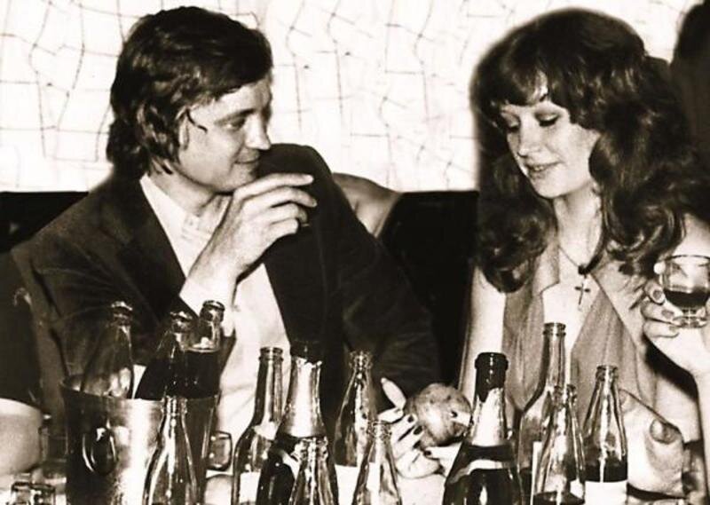 "Девка талантливая, но все идет наперекосяк.  Давай, подъезжай".