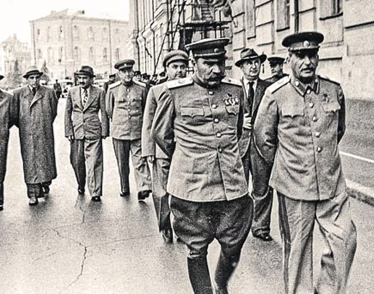 Перед берией. Семён Будённый и Иосиф Сталин. Буденный на параде Победы 1945. Сталин Жуков Буденный.