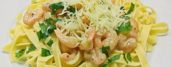 Паста карбонара – это удивительное по вкусу блюдо итальянской кухни. Такое яркое угощение несложно приготовить в домашних условиях. Яркий продукт можно подавать к обеду или ужину. Для приготовления сытной традиционной пасты воспользуйтесь проверенными рецептами с пошаговым описанием процесса и фотографиями. 