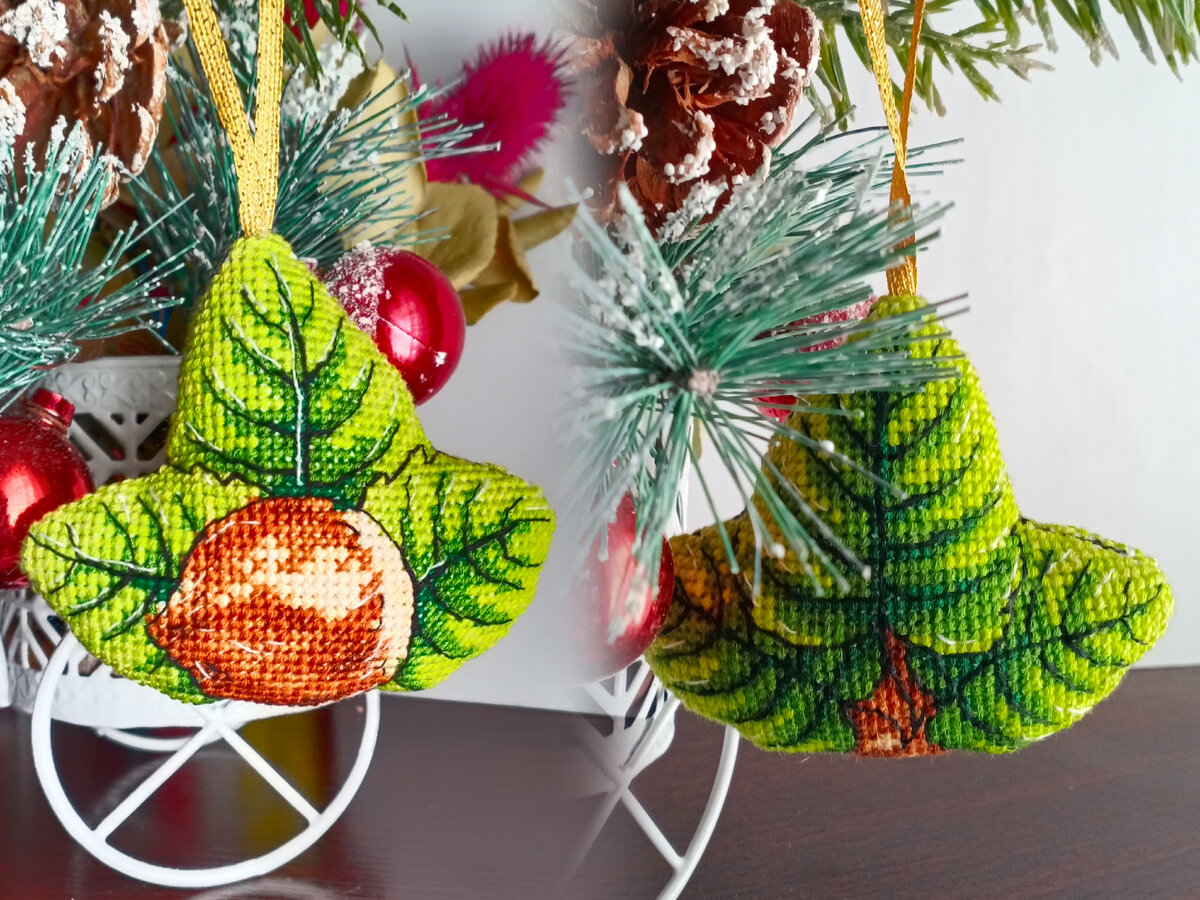 Лесной орех, дизайнер Таша Волк (работа оформлена в двухстороннюю объёмную ёлочную игрушку)