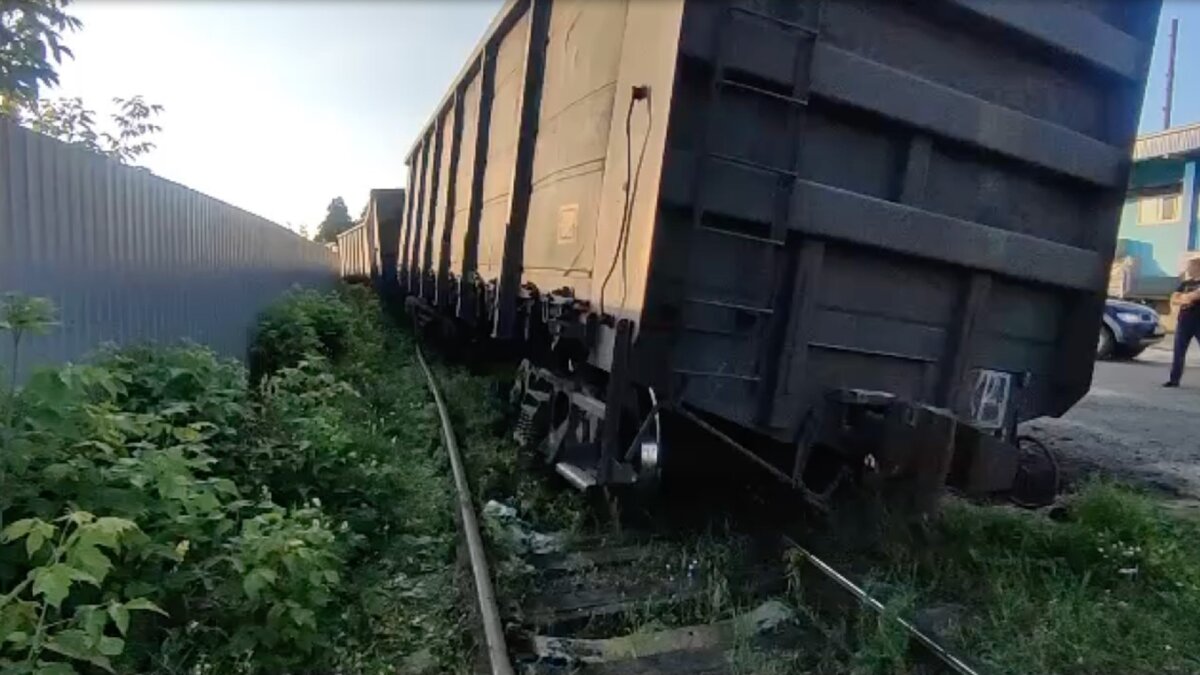     В Канске во время работ на железнодорожном пути с рельсов сошли два вагона.