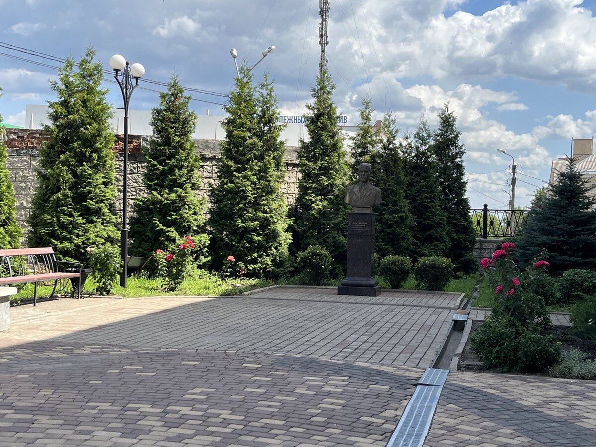 Геологоразведочный техникум носил имя учёного Ильи Ильча Малышева. В уютном дворике при здании  университета установлен его бюст. 