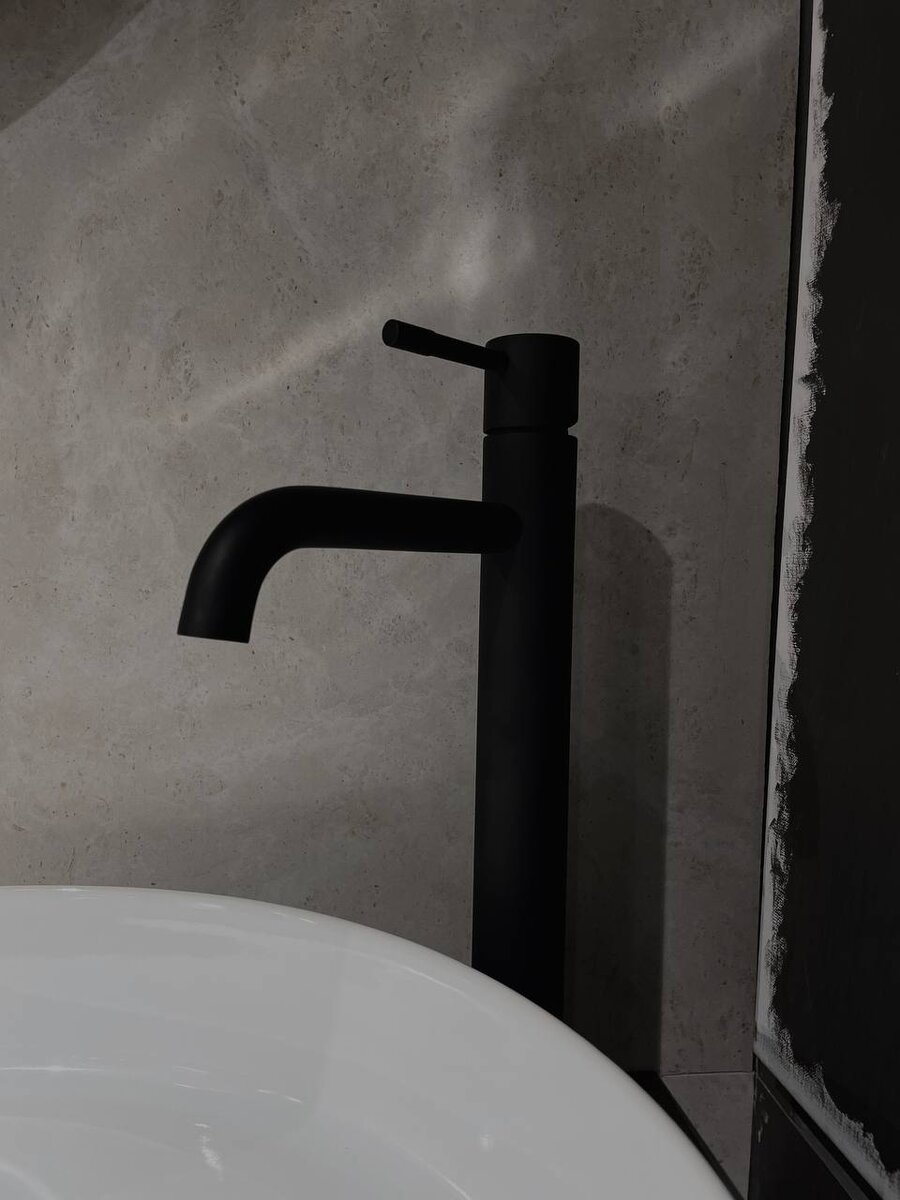 Сегодня все больше дизайнеров и владельцев домов выбирают черную сантехнику для своих ванн и кухонь, чтобы создать элегантный и современный интерьер.-3