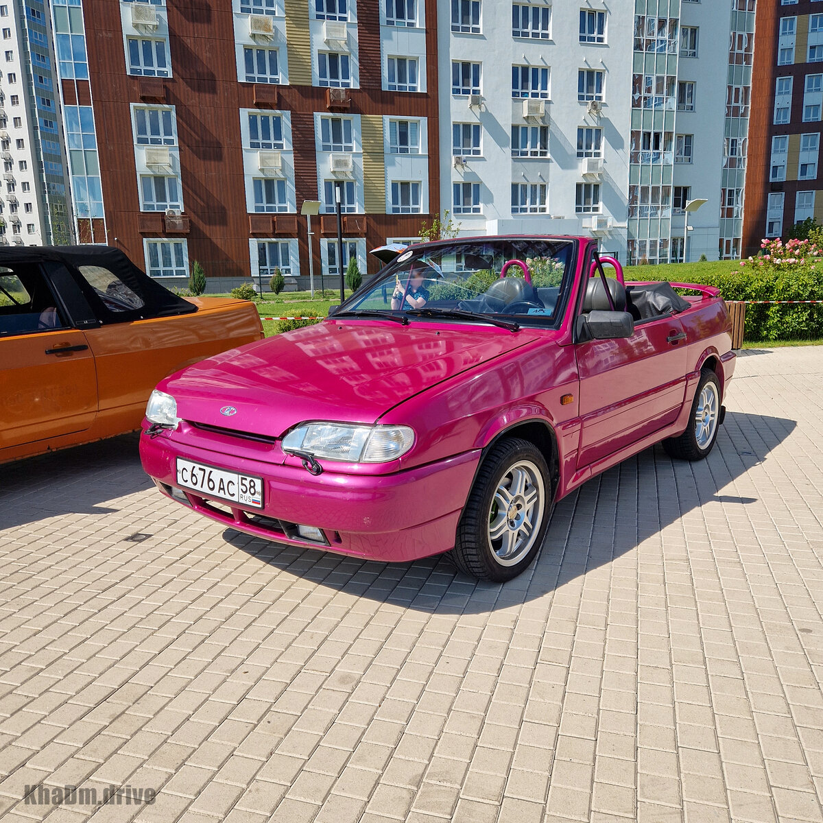 LADA Roadster 1995 года изначально был окрашен в уникальный для вазовских машин цвет "Фламинго".