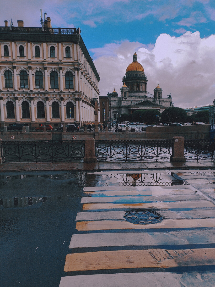 Ливень закончился так же неожиданно как и начался. Быстро. Сразу выглянуло солнце. Мокрый асфальт заблестел. Купол Исакиевского собора тоже. 