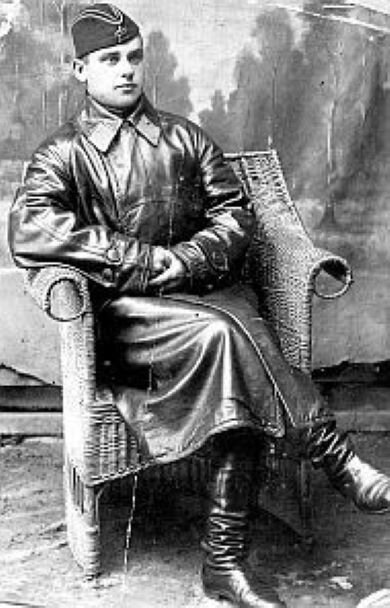 После окончания Чугуевского военного авиационного училища лётчиков. 