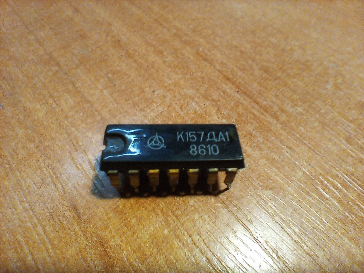 Есть видимая позолота.