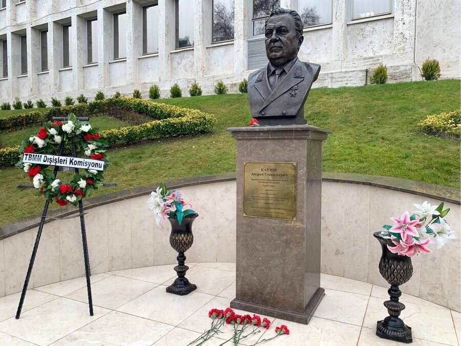    Бюст чрезвычайного и полномочного посла РФ в Турции Андрея Карлова, установленный на территории российского посольства в Анкаре © Денис Соловых/ТАСС