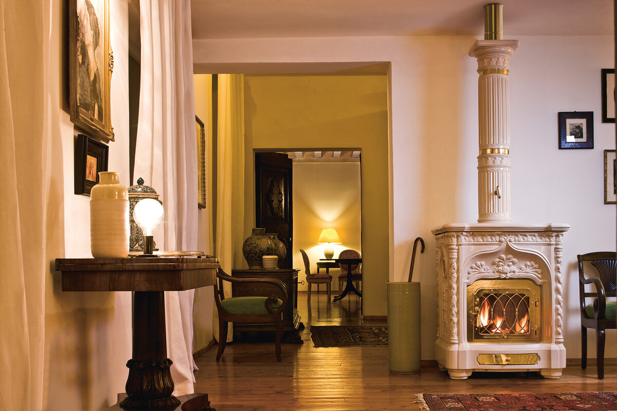 Каминная печь Giglio: дизайн этого изделия построен на уникальных рисунках и орнаментах в средиземноморских мотивах 