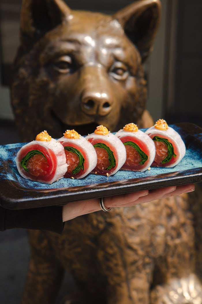 Сашими-ролл в дайконе с тунцом, лососем, шпинатом и спайси соусом в Hachiko