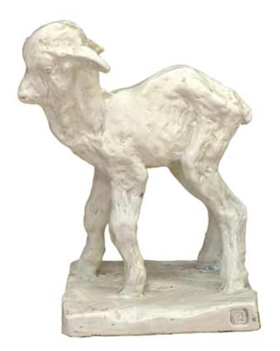 Скульптурная композиция «Ягненок». Один из первых экземпляров модели народного художника РСФСР И.С.Ефимова.Кузнецовский фарфоровый завод.1910-е гг.Размер: 55,5х35х35 см.
Техника: Фаянс, лепка. Аукционный Дом "Совком".
