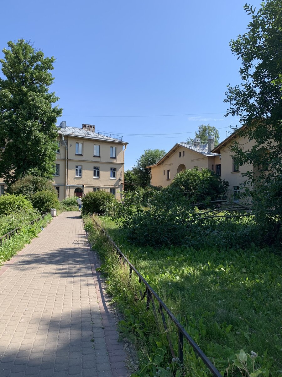 Просторный двор, двух и трехэтажные дома жилмассива