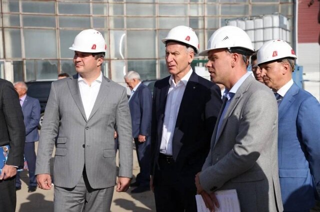    Спортивная стройка продолжается сегодня на территории СибГУФК: здесь возводится современный каток с искусственным льдом. Фото: Пресс-служба правительства Омской области