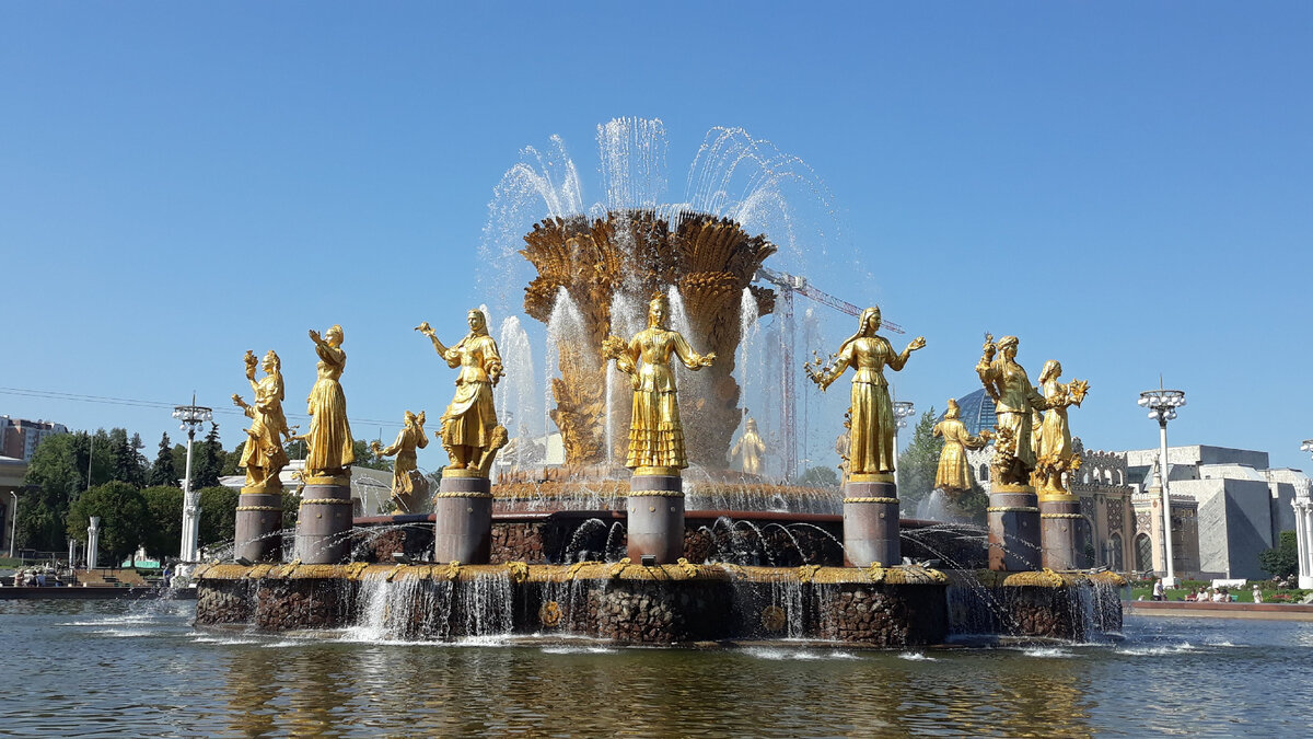 ВДНХ 2018 г. В 90-х здесь была сплошная толкучка Фото автора