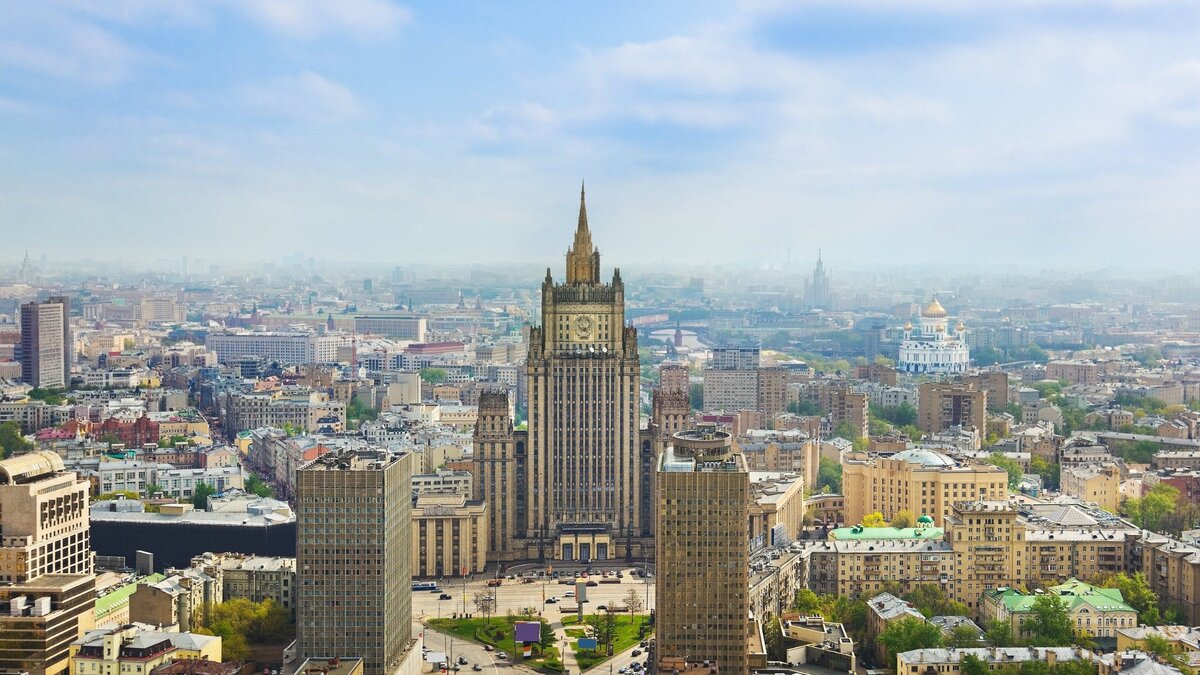     В МИД РФ Ереван упрекнули в совершении «серии недружественных шагов», но подчеркнули, что считают страну союзником. При этом была передана отдельная нота протеста из-за оскорбительного выпада спикера Нацсобрания Армении Алена Симоняна в адрес представителя МИД РФ Марии Захаровой.