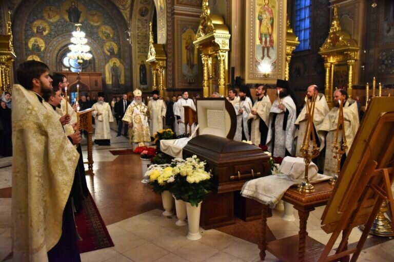    В городе Дзержинский проходит прощание с митрополитом Оренбургским и Саракташским Вениамином Марина Шарт