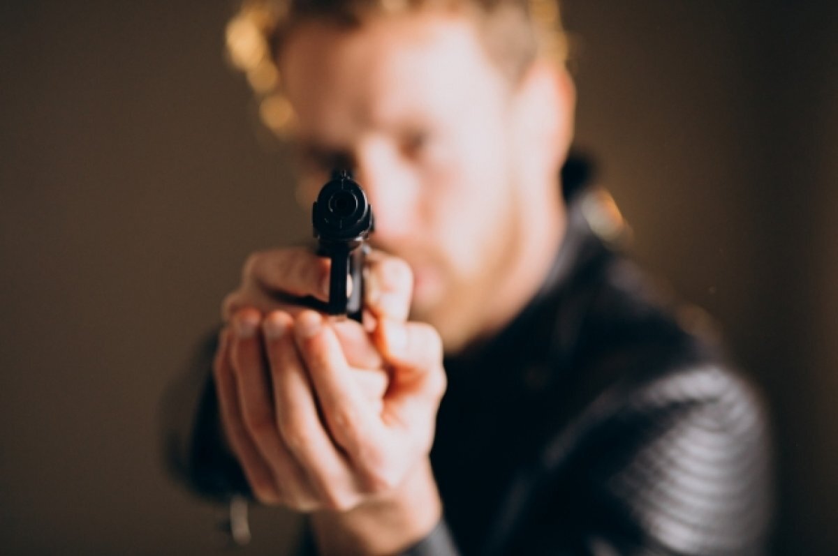    В Новосибирске мужчина с балкона открыл стрельбу по прохожим