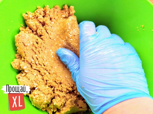 Процесс замешивания халвы в перчатках