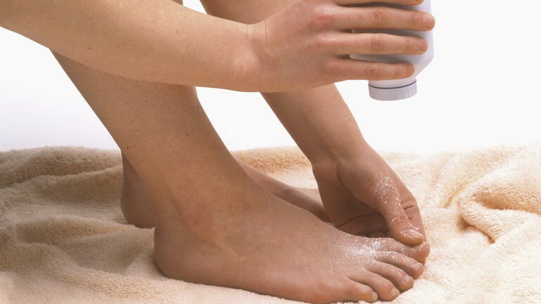 Неприятный запах ног: причины возникновения и способы лечения