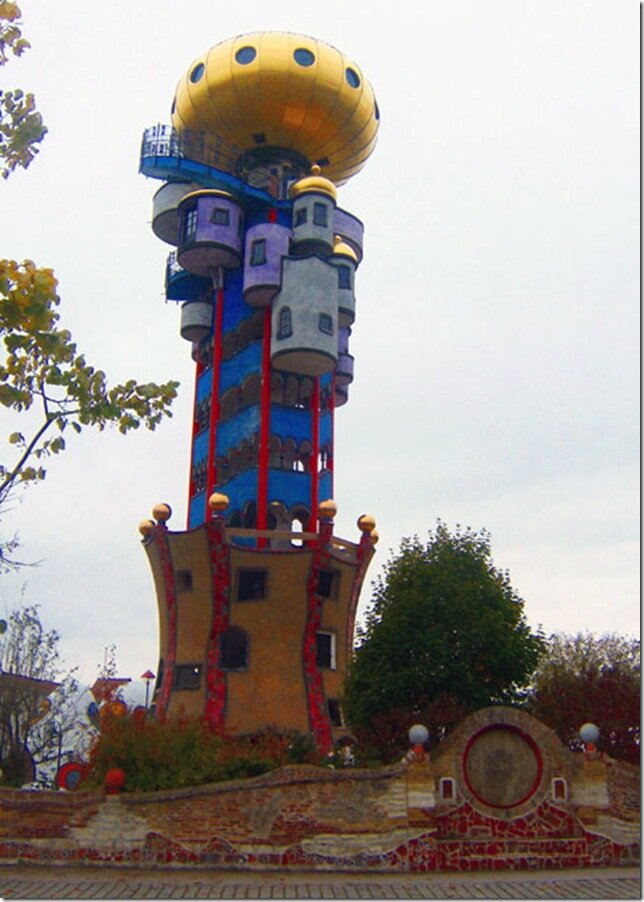 Его здания напоминают пульсирующий сгусток жизни, начерченный одной ласковой линией. На фото башня в Абенсберге, Германия (1999-2010).
