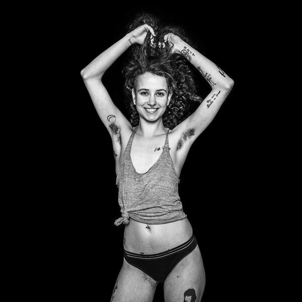 Женщина с поднятыми руками, демонстрирующая естественность