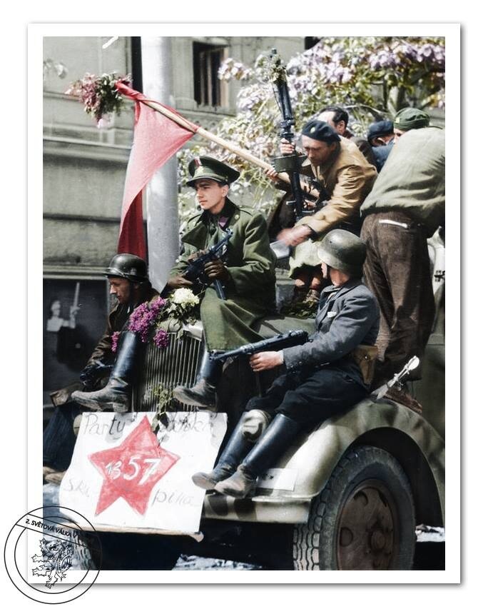 Реставрированное фото участников Пражского восстания. Взято из открытых источников.