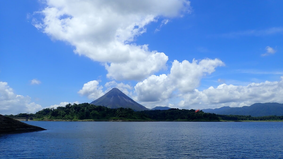 Озеро Ареналь и вулкан Ареналь.