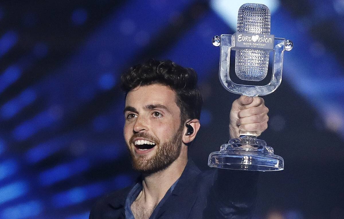  25-летний Дункан Лоуренс (Duncan Laurence), победивший на «Евровидении» в этом году,оказался в центре скандала. После завершения международного песенного конкурса артиста обвинили в обмане.-2