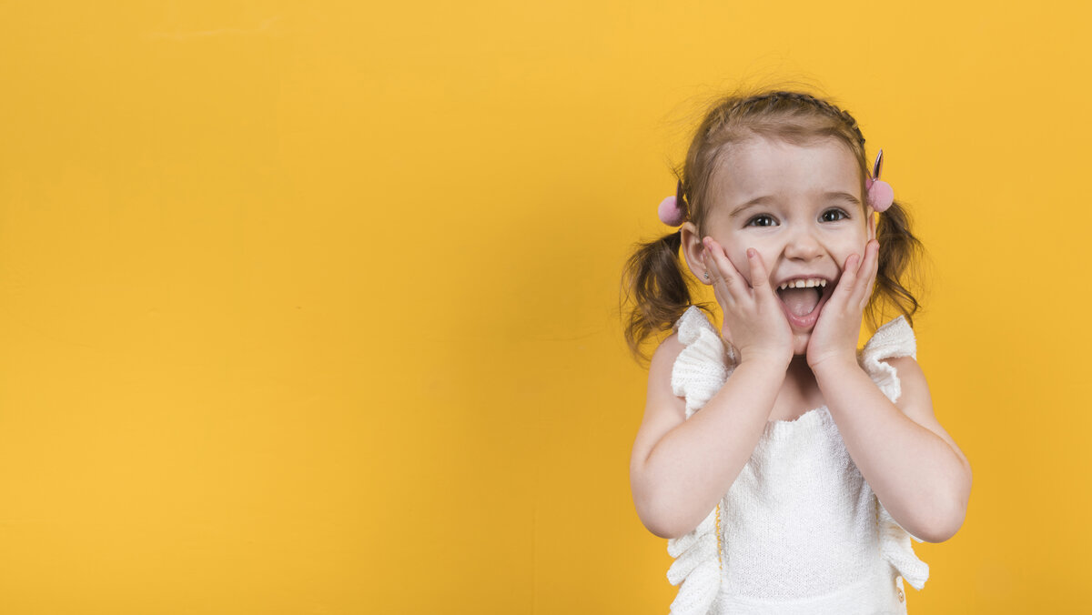 https://ru.freepik.com/free-photo/amazed-girl-on-yellow-background_4085570.htm