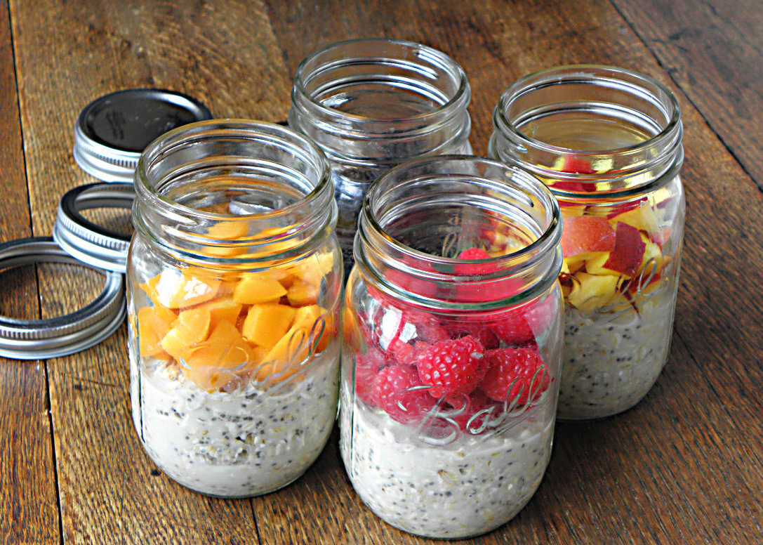 овсянка без варки на кефире. каша с кефиром завтрак. овсянка в стакане. овсянка без варки на кефире. ленивая овсянка в банке.