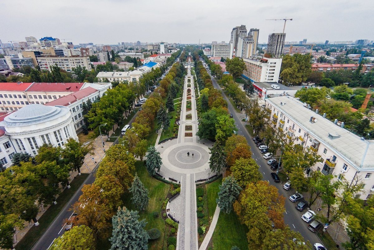 Красивое здание слева - мой родной университет. В жизни он выглядит куда хуже