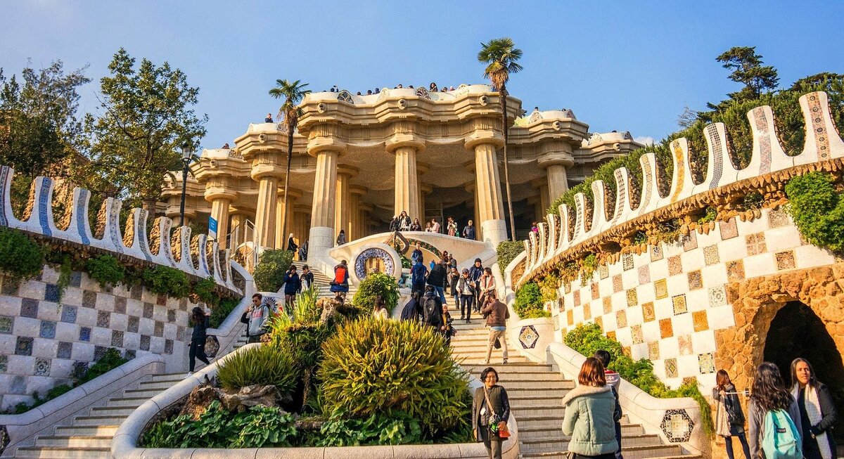 Одно из творений Гауди - Парк Гуэль