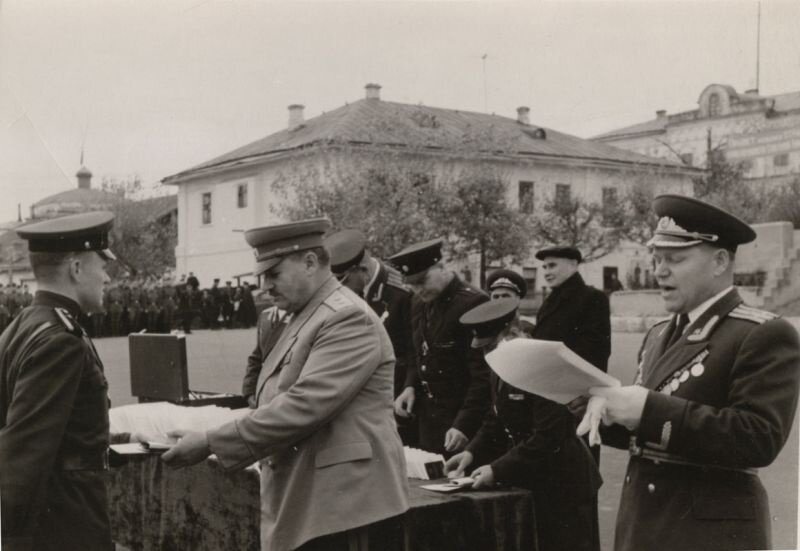 Генерал-лейтенант Ремизов вручает дипломы и наградные знаки выпускникам Муромского военного училища связи
Неизвестный автор,  1958 год, Владимирская обл., г. Муром, Муромский историко-художественный музей.