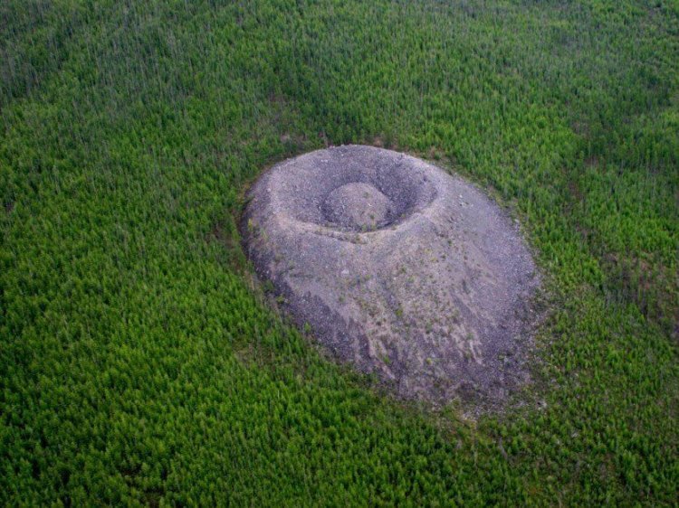 На востоке Иркутской области на склоне горы Патомского нагорья находится уникальный по своим характеристикам геологический объект, получивший название Патомский кратер.