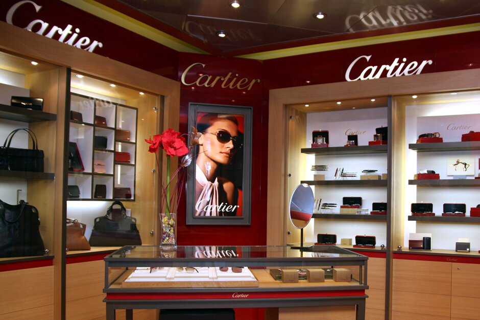 Cartier москва. Париж.витрина бутик Cartier. Бутик Cartier в Москве. Ювелирный бутик Cartier. Картье магазин в Париже.