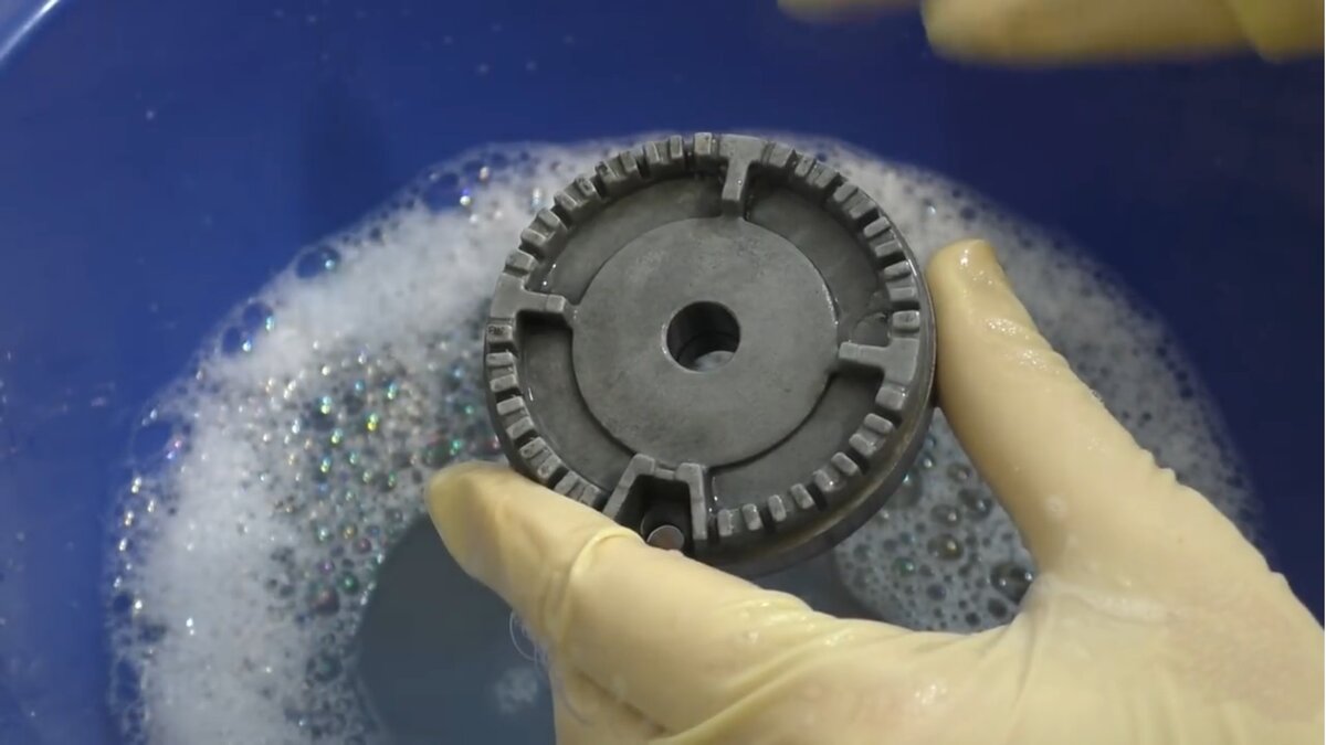 Чистка форсунок газовой плиты. Чистка конфорок газовой плиты. Чистка конфорок. Как самостоятельно почистить газовую. Засор теплообменника газовой колонки.