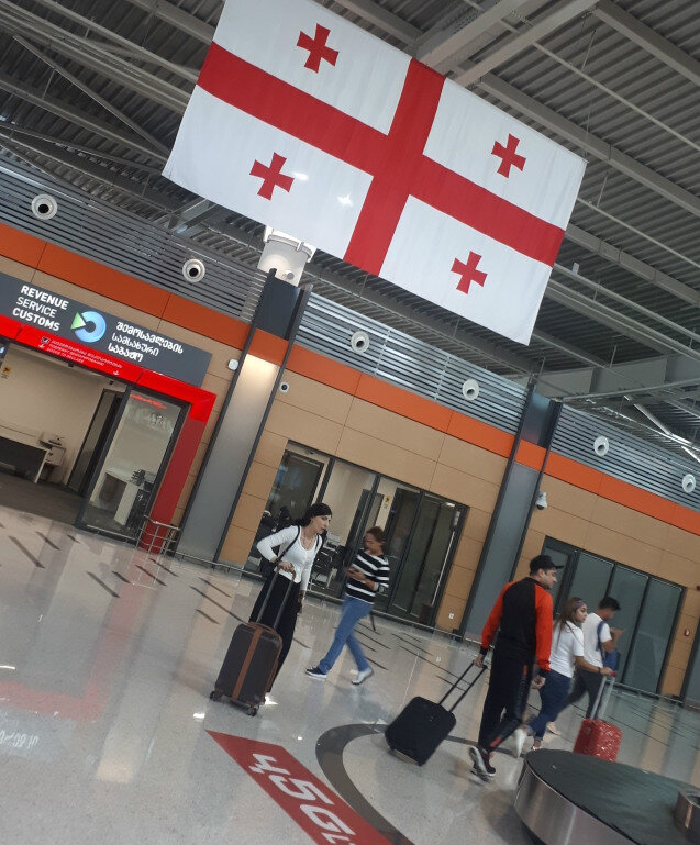 Поймали free wi-fi, вызвали Яндекс- такси и добрались до города за 20 лари (~500р-600р). Ну вот, ви-фи в аэропорту работает так себе, а Яндекс-такси хорошо. 