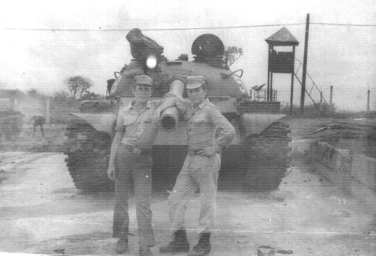 На мойке танка после учений