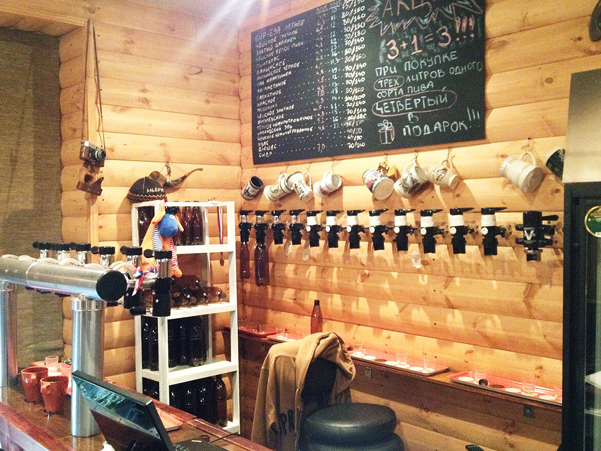 Магазин-разливайка был в жилом доме, куда войти можно было со двора. С проезжей части нас видно не было, а про магазин знали только жители этого и соседних домовМы делали магазин, но еще специально купили мебель, чтобы посетители могли отдохнуть и попить пиво прямо здесь