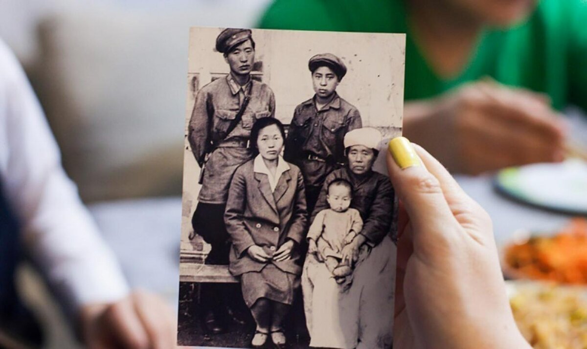 ЖИВУЩАЯ В КАЗАХСТАНЕ КОРЕЯНКА ПОКАЗЫВАЕТ СТАРУЮ СЕМЕЙНУЮ ФОТОГРАФИЮ. ФОТО С САЙТА VOXPOPULI.KZ