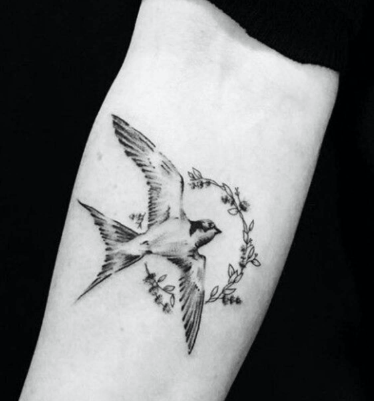 Пример татуировки-ласточки 
