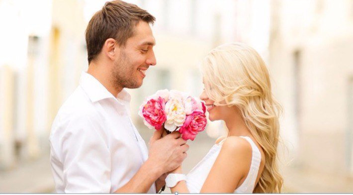 Юным девушкам выбирают цветы в пастельной гамме: розовые, кремовые, белые. Отлично подойдут фрезии, нарциссы, кустовые или пионовидные розы, альстромериии, ранункулюсы.